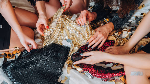 impreza moda luksusowe dziewczyny hangout sukienki cekinów - party frock zdjęcia i obrazy z banku zdjęć