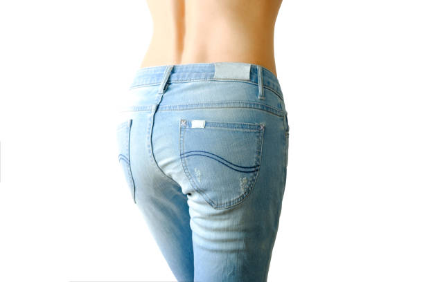 körper einer schönen frau haut. sie trägt sexy geschnittenen jeans auf weißem hintergrund. beauty &amp; fashion-konzepte. - torso female hip human skin stock-fotos und bilder