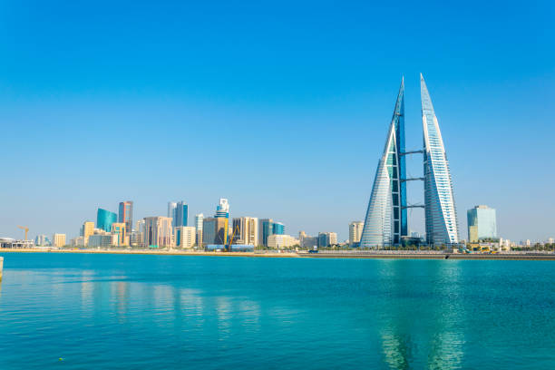 skyline di manama dominato dall'edificio del world trade center durante la notte, bahrain. - bahrain foto e immagini stock