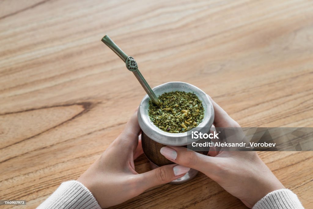 oneerlijk Bestudeer Ga wandelen Young Woman Drinking Traditional Argentinian Yerba Mate Tea From A Calabash  Gourd With Bombilla Stick Stock Photo - Download Image Now - iStock