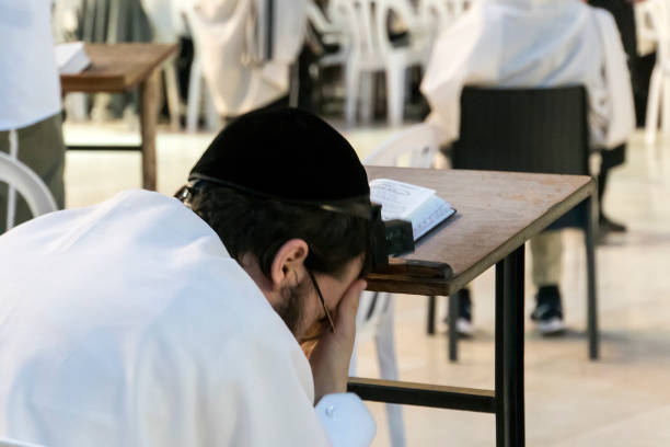 juif orthodoxe religieux priant au mur occidental dans la vieille ville de jérusalem. jérusalem, israël. 24 octobre 2018 - hasidism photos et images de collection