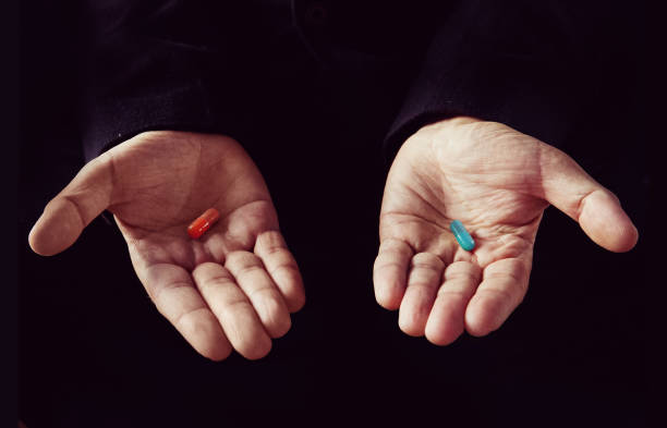 красная пилюля голубая таблетка концепции - capsule pill medicine red стоковые фото и изображения