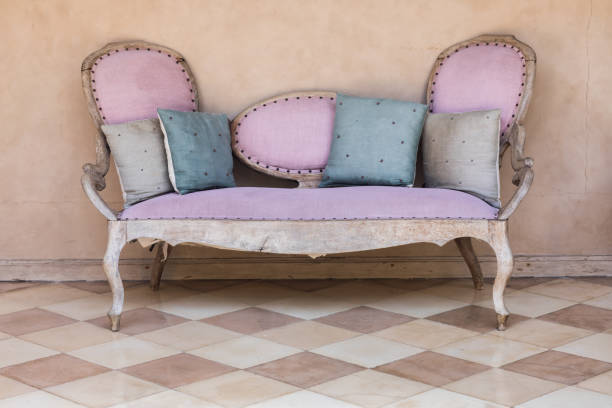 canapé vintage textile rose. - fauteuil baroque photos et images de collection