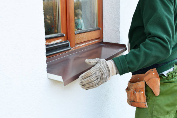 operaio che installa davanzale su telaio esterno in legno - window sill foto e immagini stock