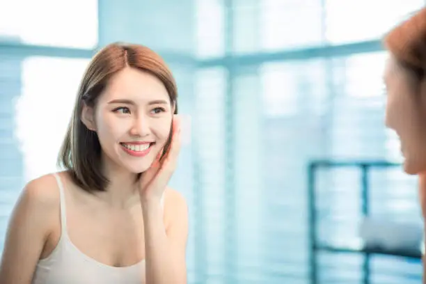 Photo of woman use oil blotting paper