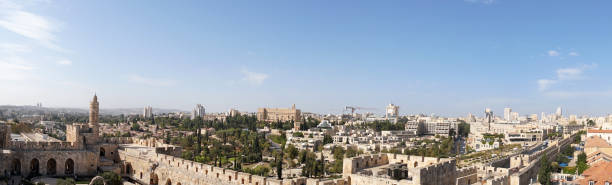 панорамный вид на город современного иерусалима из старого города. - west old israel wall стоковые фото и изображения