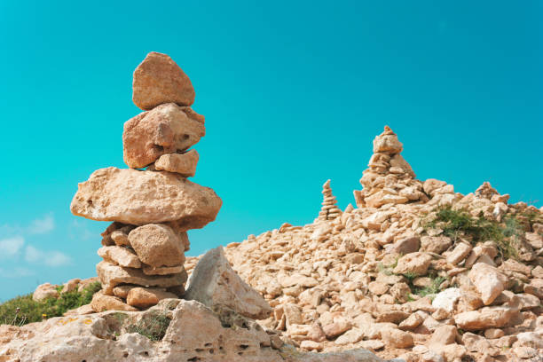 balance de grosses pierres sur la plage, un monticule. - perfection nature balance stone photos et images de collection