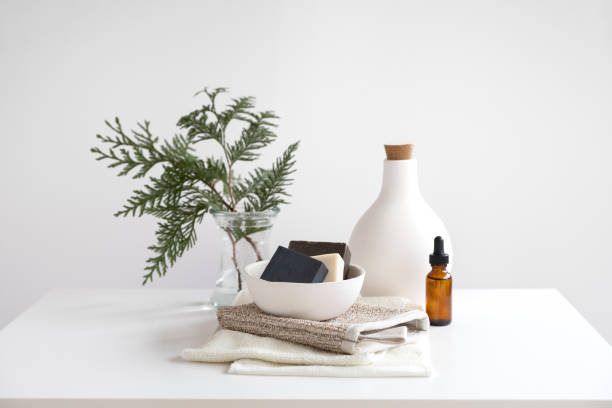 savons naturels empilés sur le bain de bambou lavage mitt et serviettes - beauty spa photos photos et images de collection