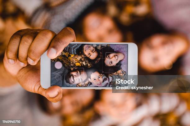 Closeup Van Happy Black Family Het Nemen Van Een Selfie Met Mobiele Telefoon In De Herfstbladeren Stockfoto en meer beelden van Familie