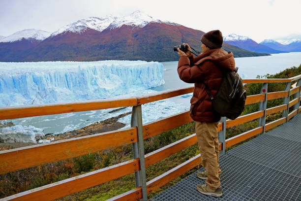 man shooting photos de perito moreno glacier de la promenade dans le parc national de los glaciares, el calafate, patagonia, argentine, amérique du sud - patagonia el calafate horizontal argentina photos et images de collection