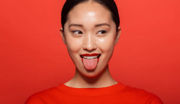 おかしい顔を作る女性 - sticking out tongue ストックフォトと画像