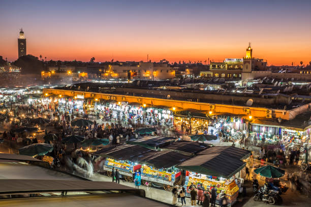 zachód słońca na rynku - djemma el fna square zdjęcia i obrazy z banku zdjęć