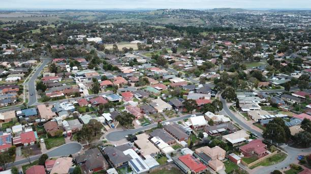 vista de suburbio aérea - aerial view building exterior suburb neighbor fotografías e imágenes de stock