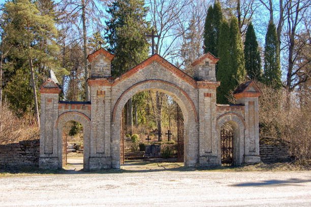 la puerta al antiguo cementerio rural de estonia - sculpture gothic style grave spooky fotografías e imágenes de stock