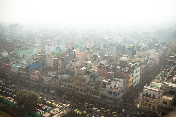 blick auf die stadtstraße im armenviertel von neu-delhi. - delhi new delhi panoramic india stock-fotos und bilder
