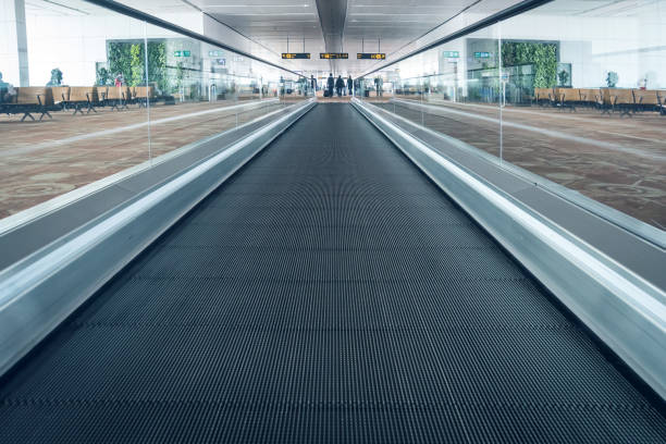 escaleras mecánicas en el aeropuerto. escalera mecánica, interior del aeropuerto indio pudong - moving walkway fotografías e imágenes de stock