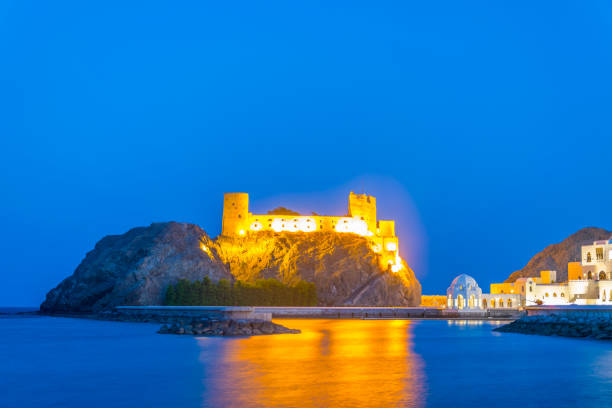 le fort d’al jalali dans la vieille ville de muscat pendant la nuit. sultanat d’oman, moyen-orient - jalali photos et images de collection