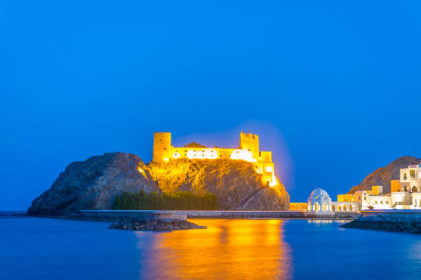 al jalali fort in the old town of muscat during night. sultanate of oman, middle east - al mirani imagens e fotografias de stock