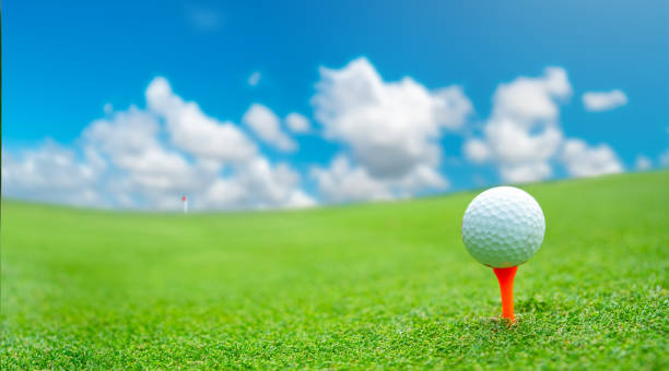 cierre la pelota de golf en el campo de césped verde - golf power golf course challenge fotografías e imágenes de stock