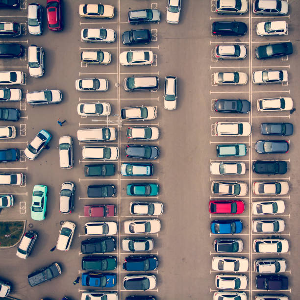 A view from above to the ranks of head-in parked cars.End-to-end parking. Cruising for parking space. Trouble-free navigation in the parking lots. Problem of space for a parked vehicle. Busy parking una vista desde arriba a las filas de los coches estacionados cabeza-en. estacionamiento de extremo a extremo. crucero por plaza de aparcamiento. navegación sin problemas en los estacionamientos. problema de espacio para un vehículo estacionado. aparcami