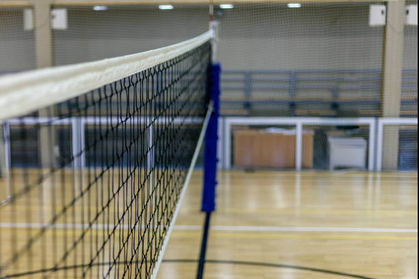 volleyballplatz, netz und ball, sport-volleyballarena - volleyball sport floor ball stock-fotos und bilder