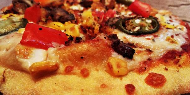 pizza deliziosa - dominos pizza foto e immagini stock