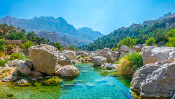 lagune mit türkisfarbenem wasser in wadi tiwi im oman. - tiwi stock-fotos und bilder