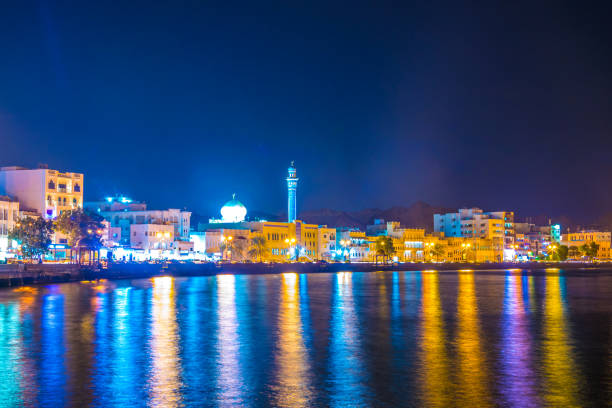 vue de nuit du port de muttrah, muscat, oman. - 2650 photos et images de collection