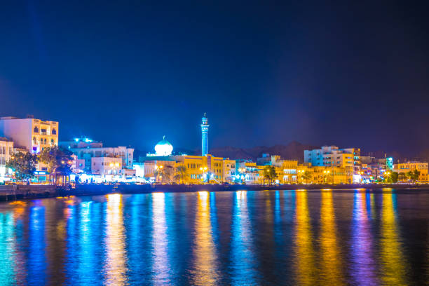 vista notturna del porto di muttrah, muscat, oman. - passenger ship ferry crane harbor foto e immagini stock