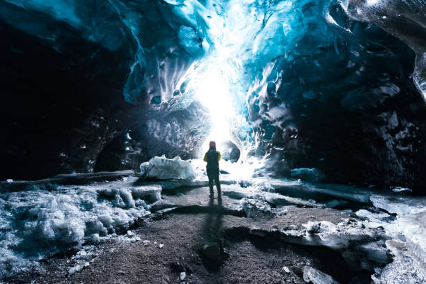 grotta di ghiaccio di cristallo islandese a vatnajokull.le grotte di ghiaccio sono un fenomeno naturale in continua evoluzione con affascinanti formazioni di ghiaccio e colori - inspiration cold motivation passion foto e immagini stock