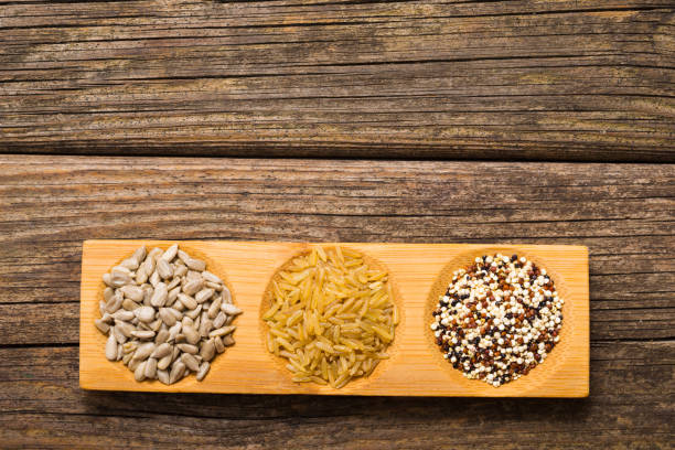 해바라기, 퀴 노아 씨와 현미 - processed grains rice variation in a row 뉴스 사진 이미지