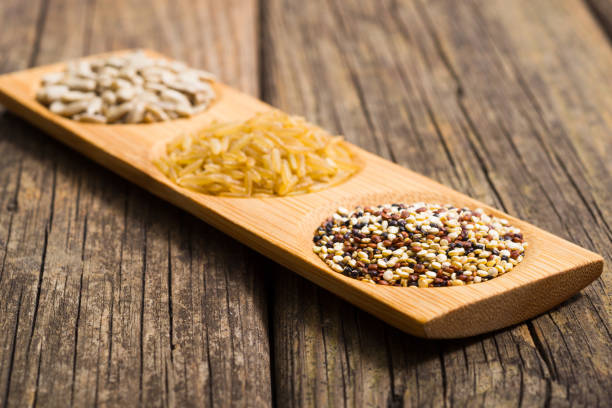 해바라기, 퀴 노아 씨와 현미 - processed grains rice variation in a row 뉴스 사진 이미지