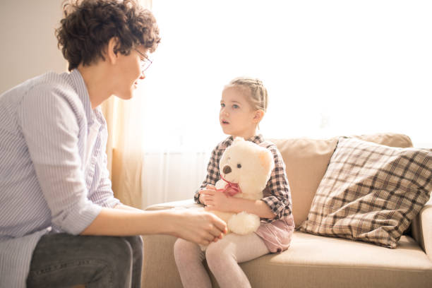 istock Girl and psychologist 1140984840