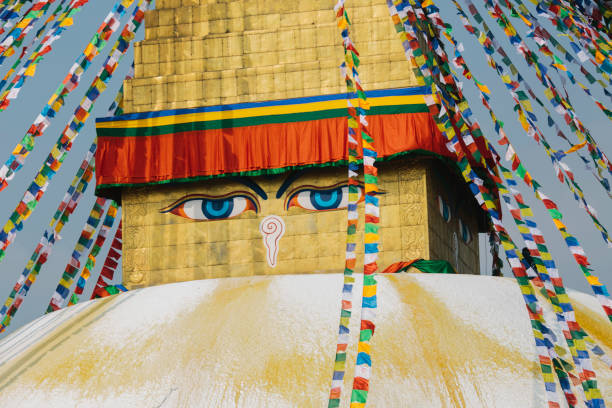 boudhanath stupa im kathmandu-tal, nepal - bodnath stupa stock-fotos und bilder