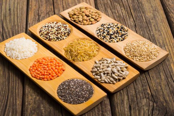 рис, зерно, зерновые сырые продукты - processed grains rice variation in a row стоковые фото и изображения