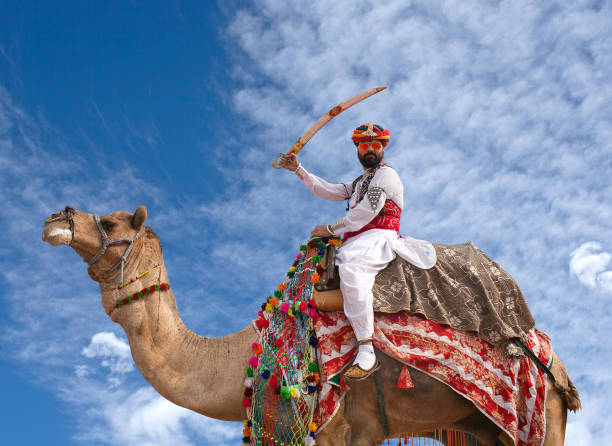 l’homme du rajasthan pose pour une photo sur le chameau - bikaner photos et images de collection