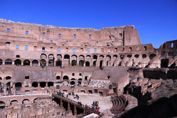 touristes visitant le colisée - gladiator rome italy sunlight photos et images de collection