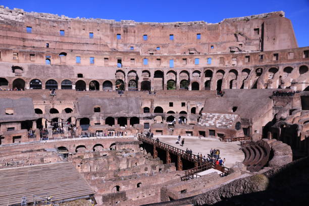 touristes visitant le colisée - gladiator rome italy sunlight photos et images de collection