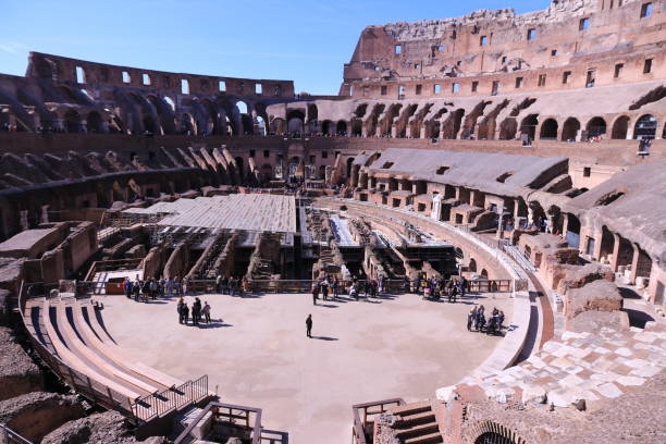 touristes visitant le colisée - gladiator rome italy sunlight photos et images de collection