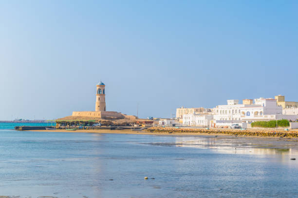 vista de um farol na cidade al ayjah de omani. - oman town arabia arabian peninsula - fotografias e filmes do acervo