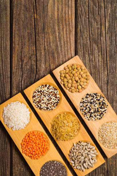 рис, зерно, зерновые сырые продукты - processed grains rice variation in a row стоковые фото и изображения