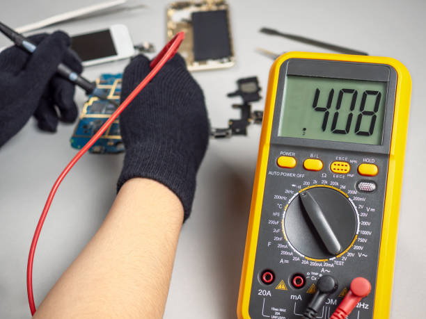 istock Technician repairing broken smartphone on desk 1141006389