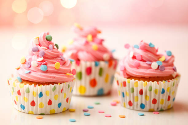 wesołe polka dot babki - cupcake cake birthday candy zdjęcia i obrazy z banku zdjęć