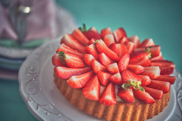 erdbeer-tarte mit vanillecreme - strawberry tart stock-fotos und bilder