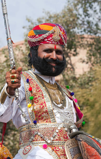 인도 라자 스 탄 축제 기간 동안 낙 타를 타는 라자 스 탄 man - pushkar camel fair 뉴스 사진 이미지