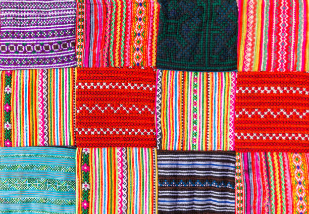 un edredón patchwork de estilo asiático multicolor - quilt patchwork pattern indian culture fotografías e imágenes de stock