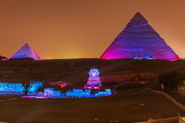 le piramidi e la sfinge nelle luci notturne, giza, egitto - sphinx night pyramid cairo foto e immagini stock