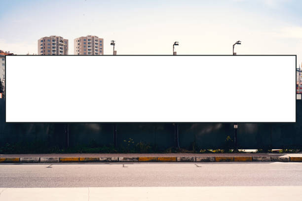 panneau vide dans la ville d’istanbul. ville urbaine. - billboard posting photos et images de collection