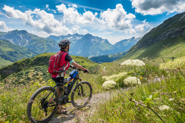 mountainbiking as montanhas de arlberg - arlberg - fotografias e filmes do acervo