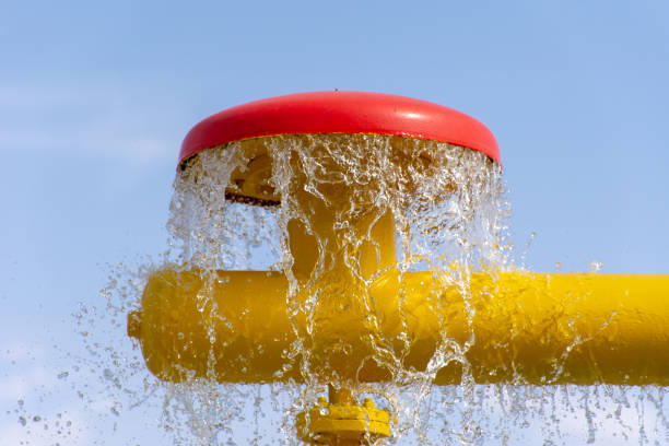 letnia zabawa dla dzieci na splash pad do zabawy z wodą spadającą z jasnych kolorowych fontann. - sprinkler park summer spray zdjęcia i obrazy z banku zdjęć